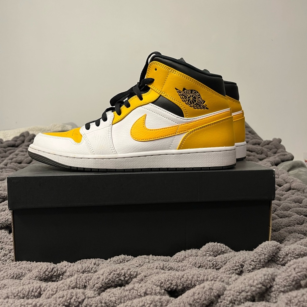Air Jordan 1 university gold.